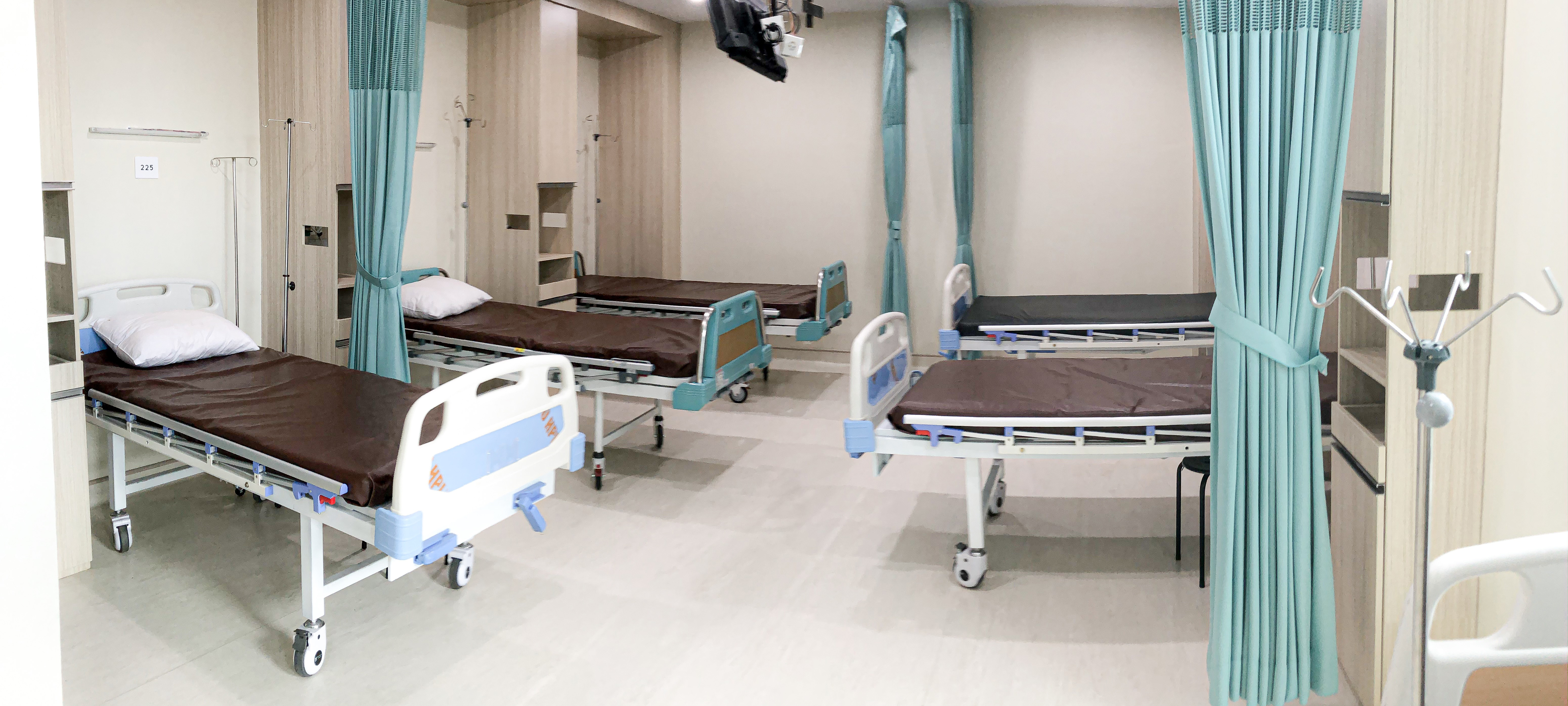 Superior (Kelas II) room with multiple beds and privacy curtains